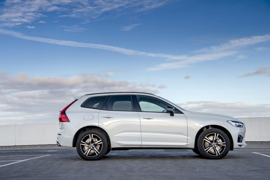  Volvo XC60 B4 R-Design 2019 года  (UK) (фото 16 из 26)